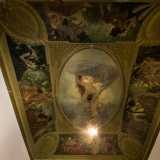 Il dipinto presenta, nel riquadro centrale, una cornice ovale a foglie di lauro che richiamano le decorazioni nei quattro angoli. All'interno si trova una figura femminile morbidamente avvolta da un panneggio che rappresenta probabilmente l'Allegoria della Vanit�